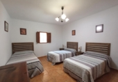 Отдельно стоящий дом с участком на продажу в городе Motril. Фото