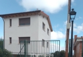 Отдельно стоящий дом с участком на продажу в городе La Villa de Ocón. Фото