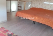 Отдельно стоящий дом с участком на продажу в городе La Villa de Ocón. Фото
