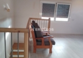 Отдельно стоящий дом с участком на продажу в городе La Villa de Ocón. Фото