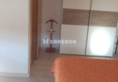 Отдельно стоящий дом с участком на продажу в городе La Villa de Ocón. Фото