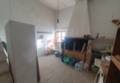 Участок с постройкой на продажу в городе Куэнка. Фото