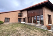 Отдельно стоящий дом с участком на продажу в городе Elburgo. Фото