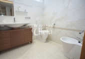 Отдельно стоящий дом с участком на продажу в городе Villarreal de Álava. Фото