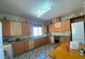 Отдельно стоящий дом с участком на продажу в городе Aspe. Фото