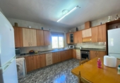 Отдельно стоящий дом с участком на продажу в городе Aspe. Фото