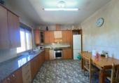 Отдельно стоящий дом с участком на продажу в городе Aspe. Фото