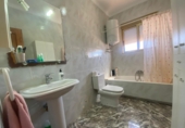 Отдельно стоящий дом с участком на продажу в городе Aspe. Фото