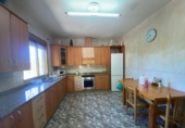 Отдельно стоящий дом с участком на продажу в городе Aspe. Фото