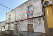 Дом с участком на продажу в городе Losar de la Vera. Фото