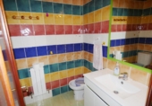 Отдельно стоящий дом с участком на продажу в городе Алькала-де-Энарес. Фото