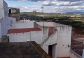 Отдельно стоящий дом с участком на продажу в городе Arcos de la Frontera. Фото
