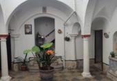 Отдельно стоящий дом с участком на продажу в городе Arcos de la Frontera. Фото