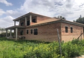 Отдельно стоящий дом с участком на продажу в городе Tomares. Фото