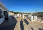 Отдельно стоящий дом с участком на продажу в городе La Vall d'Uixó. Фото
