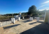 Отдельно стоящий дом с участком на продажу в городе La Vall d'Uixó. Фото