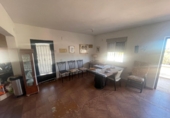 Отдельно стоящий дом с участком на продажу в городе La Vall d'Uixó. Фото