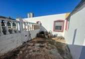 Отдельно стоящий дом с участком на продажу в городе La Vall d'Uixó. Фото