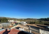 Отдельно стоящий дом с участком на продажу в городе La Vall d'Uixó. Фото