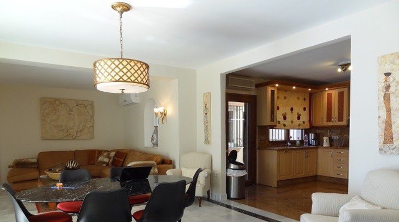 Málaga - Estepona - 8400m2
