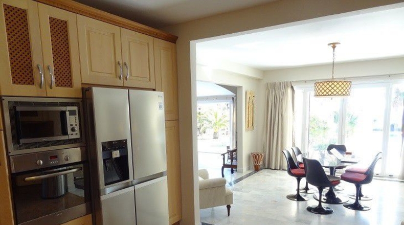 Málaga - Estepona - 8400m2