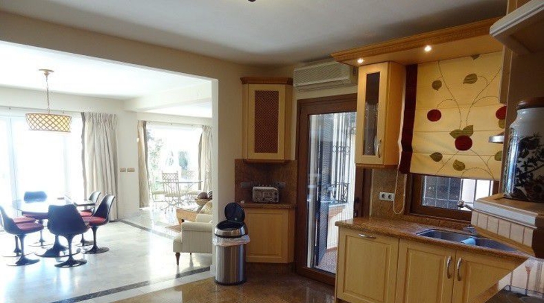Málaga - Estepona - 8400m2