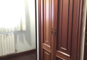 Отдельно стоящий дом с участком на продажу в городе Poio de Arriba. Фото