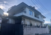 Отдельно стоящий дом с участком на продажу в городе Poio de Arriba. Фото