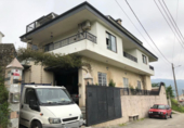 Отдельно стоящий дом с участком на продажу в городе Poio de Arriba. Фото