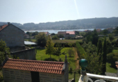 Отдельно стоящий дом с участком на продажу в городе Cangas. Фото