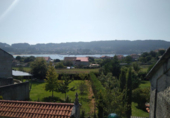 Отдельно стоящий дом с участком на продажу в городе Cangas. Фото