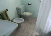 Отдельно стоящий дом с участком на продажу в городе Cangas. Фото