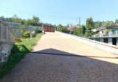 Отдельно стоящий дом с участком на продажу в городе O Toural. Фото