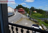 Отдельно стоящий дом с участком на продажу в городе Poio de Arriba. Фото