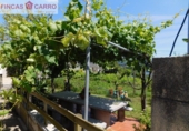 Отдельно стоящий дом с участком на продажу в городе Poio de Arriba. Фото