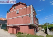 Отдельно стоящий дом с участком на продажу в городе Poio de Arriba. Фото
