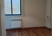 Отдельно стоящий дом с участком на продажу в городе Poio de Arriba. Фото
