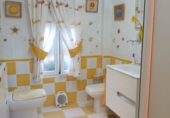 Отдельно стоящий дом с участком на продажу в городе Utrera. Фото
