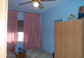 Отдельно стоящий дом с участком на продажу в городе Carmona. Фото