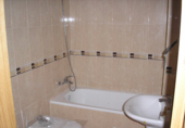 Отдельно стоящий дом с участком на продажу в городе Mairena del Aljarafe. Фото
