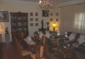 Отдельно стоящий дом с участком на продажу в городе Mairena del Alcor. Фото