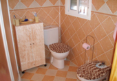 Отдельно стоящий дом с участком на продажу в городе Mairena del Alcor. Фото