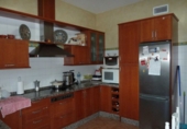 Отдельно стоящий дом с участком на продажу в городе Mairena del Alcor. Фото