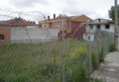 Отдельно стоящий дом с участком на продажу в городе Fuensaldaña. Фото