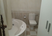 Отдельно стоящий дом с участком на продажу в городе Brenes. Фото