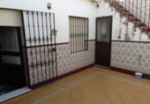 Дом с участком на продажу в городе Brenes. Фото