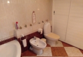 Дом с участком на продажу в городе Brenes. Фото