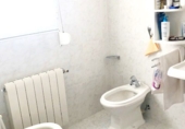 Отдельно стоящий дом с участком на продажу в городе Dénia. Фото