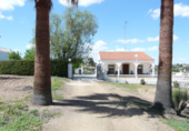 Отдельно стоящий дом с участком на продажу в городе Almendralejo. Фото