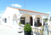 Отдельно стоящий дом с участком на продажу в городе Almendralejo. Фото
